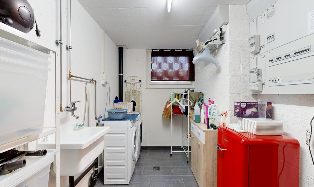 cuisine avec inside property, dark floor, évier, white cabinets, et armoires blanches