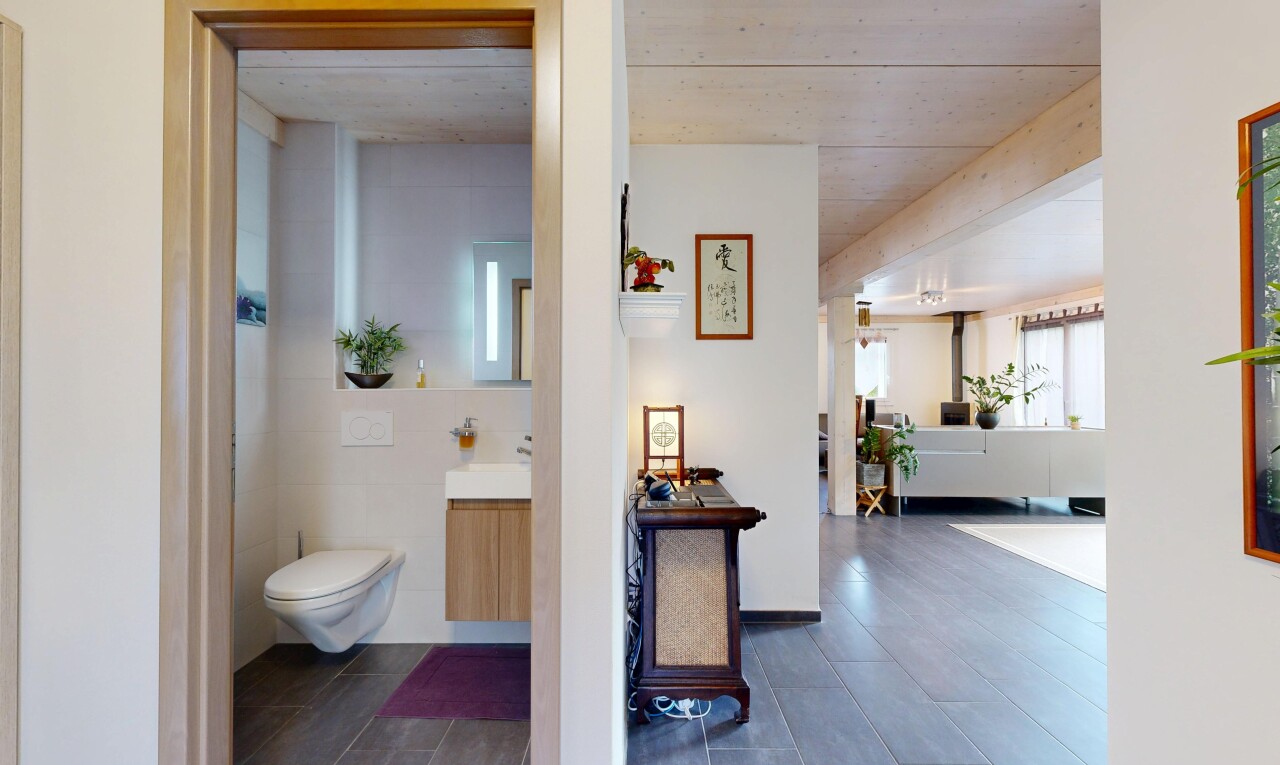 salle de bains avec lavabo (ou coiffeuse selon le contexte), inside community, miroir, toilette, et lumière naturelle