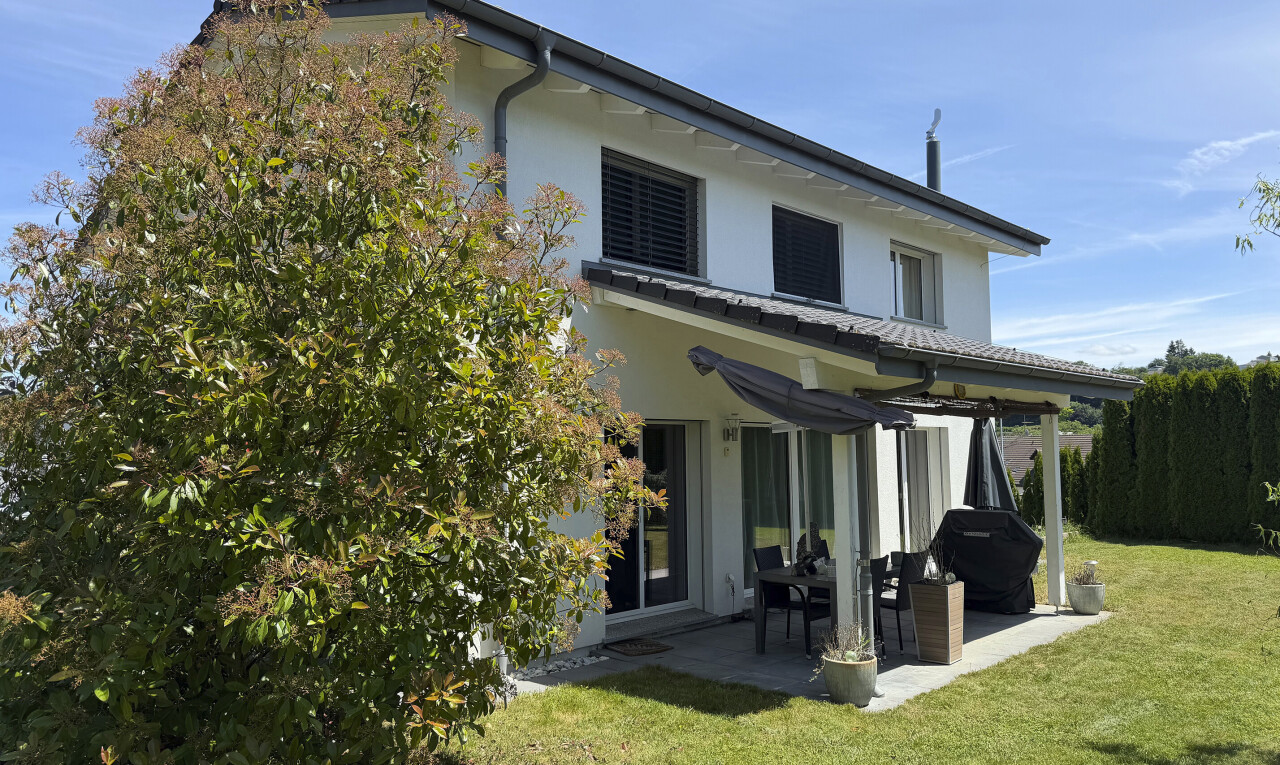 façade avec day time, property visible, pelouse, bardage en stuc, et terrasse