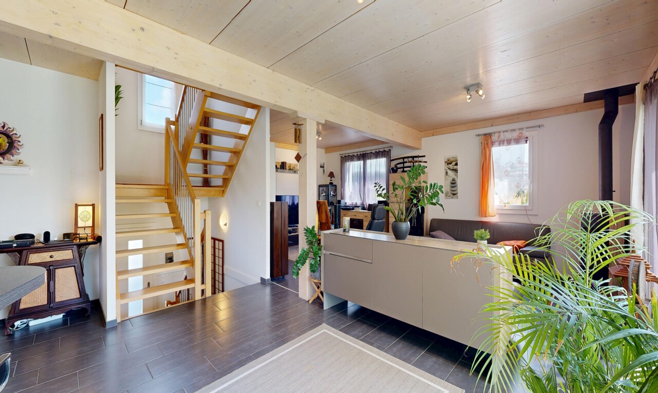 salon avec natural light, lumière naturelle, escaliers, inside property, et drywall
