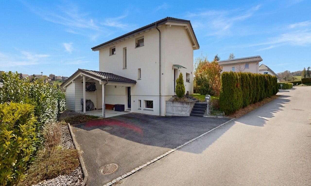 außenansicht mit property visible, day time, terrasse, und stuckverkleidung
