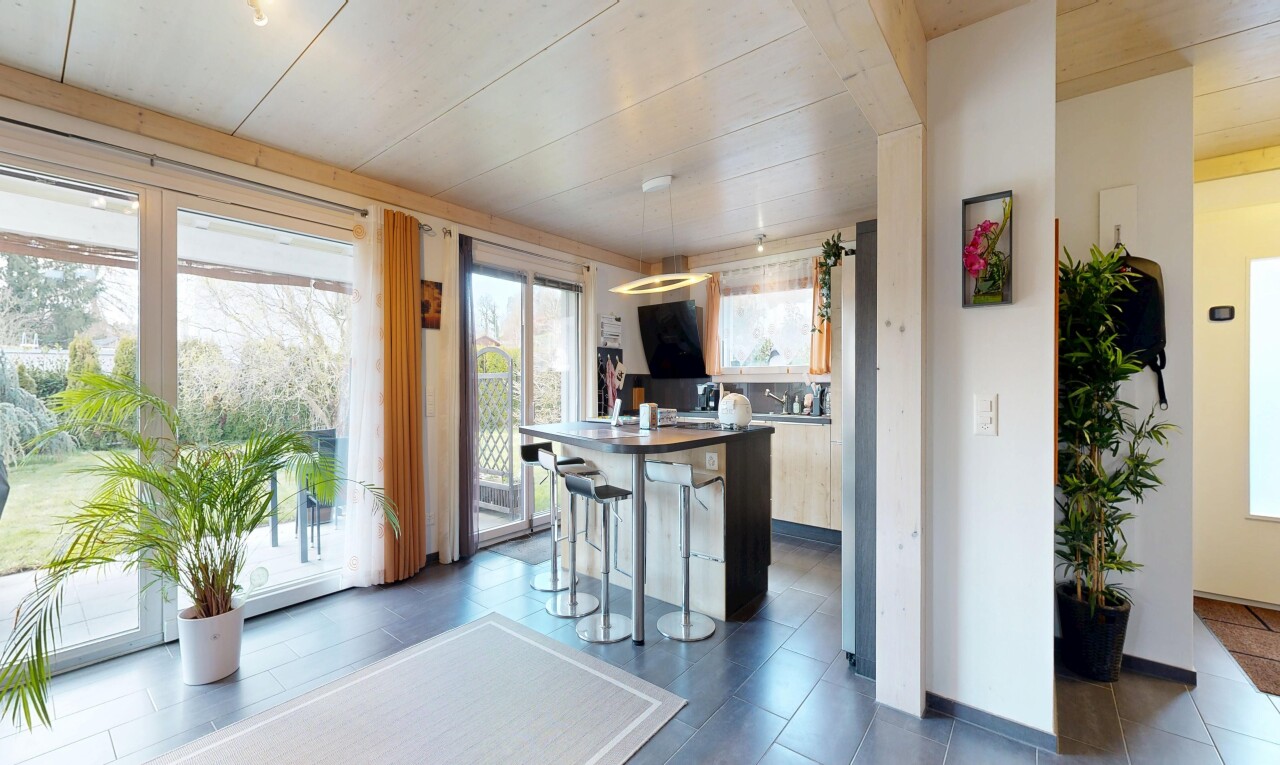küche mit inside property, küchenbar, kitchen bar, natürliches licht, und natural light