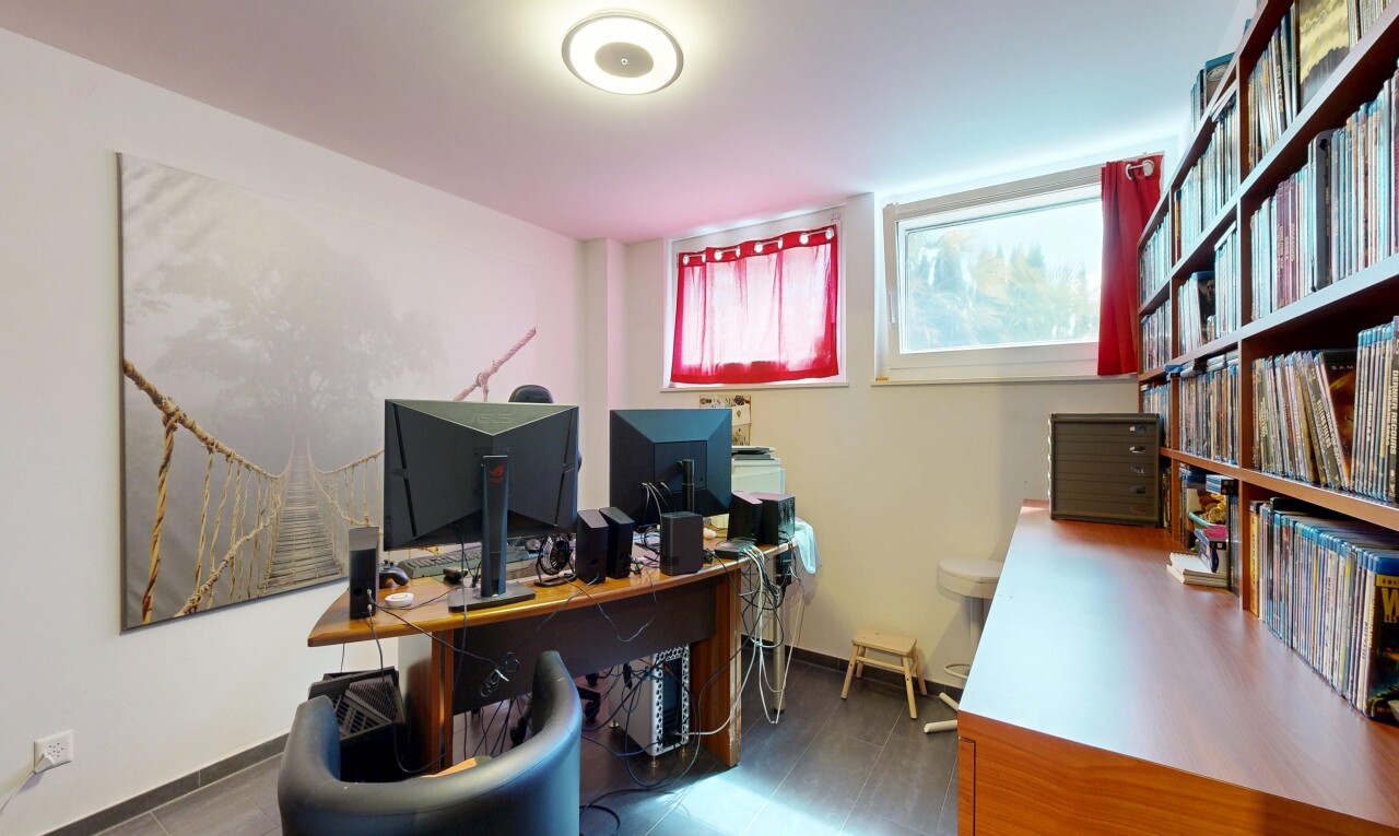 bureau avec espace bureau, télévision, cloison sèche, drywall, et inside property