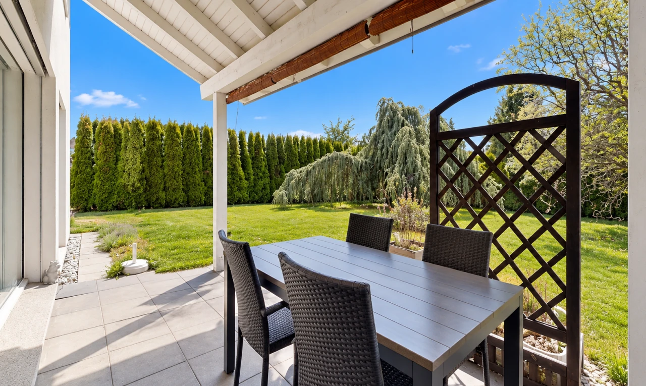 terrasse avec coin repas extérieur, from property, pelouse, terrasse, et day time