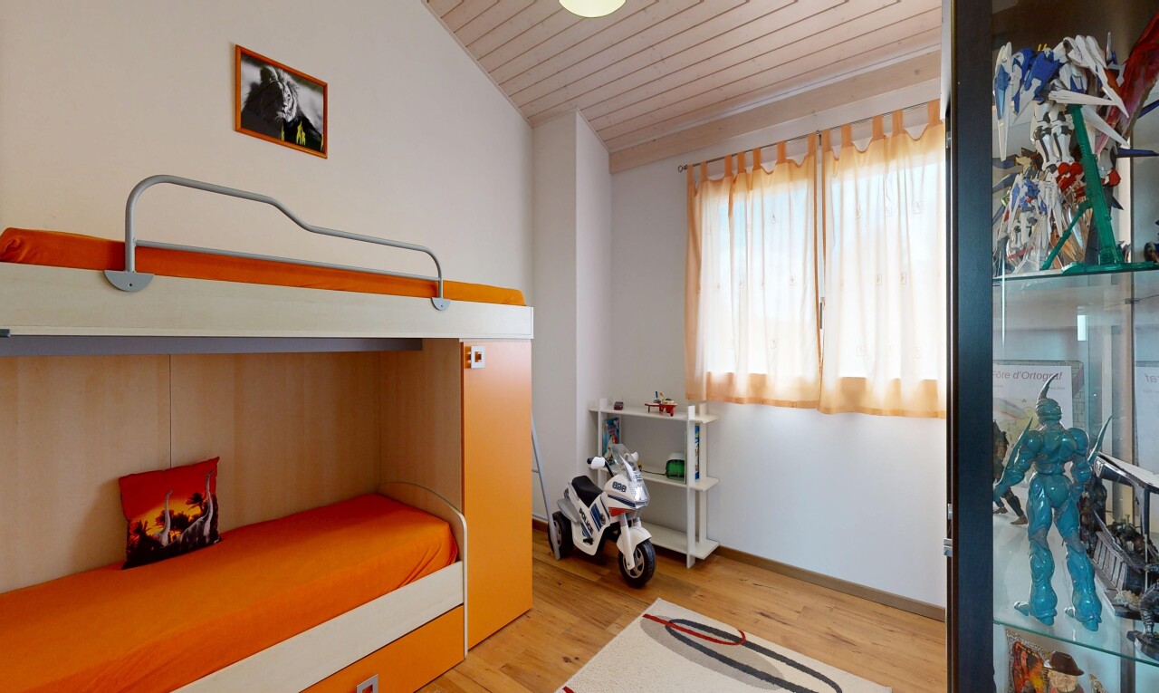 chambre avec wood ceiling, plafond en bois, inside property, wood finish floor, et sol en finition bois