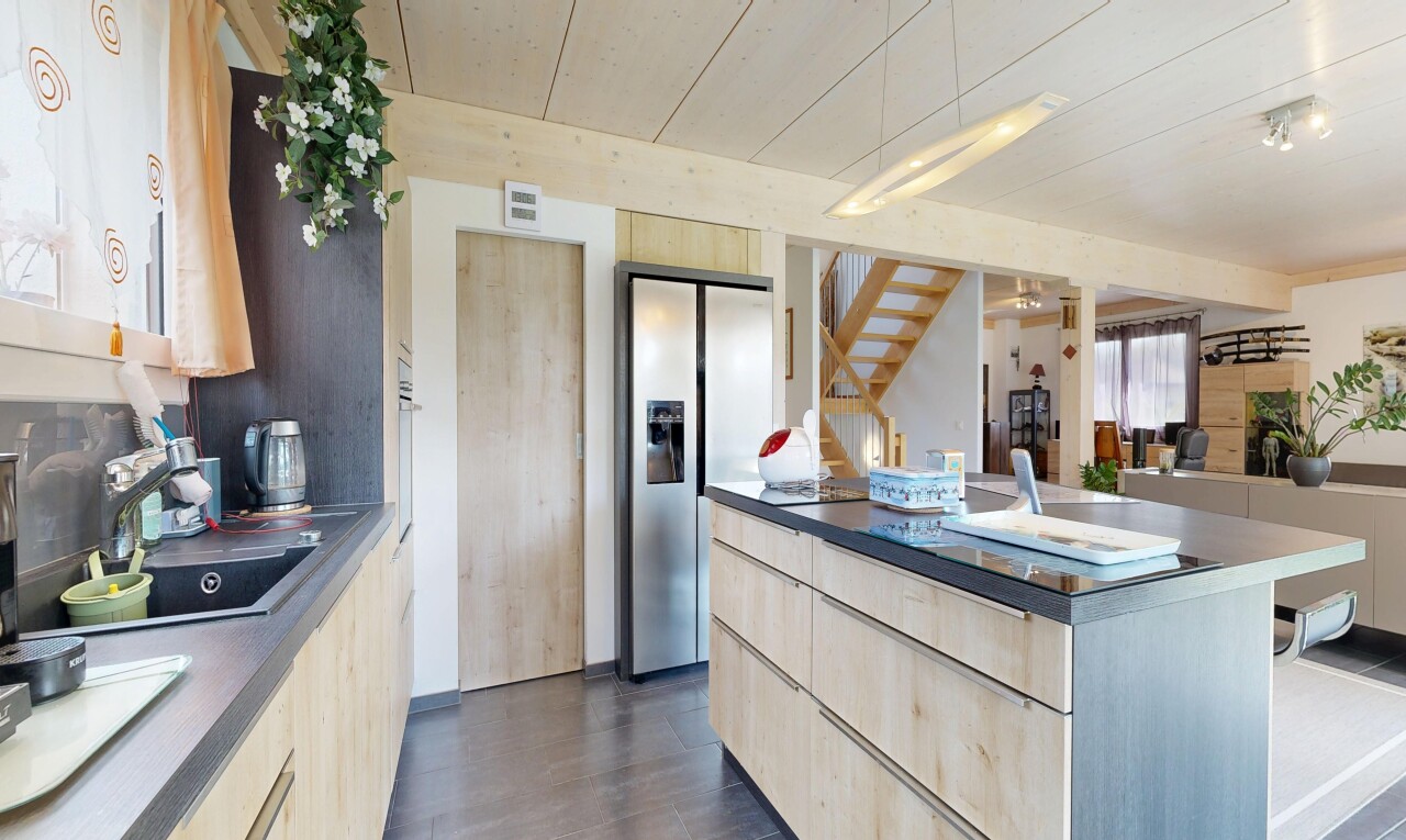 küche mit hellbraune schränke, light brown cabinets, arbeitsplatten, dark countertops, und inside property