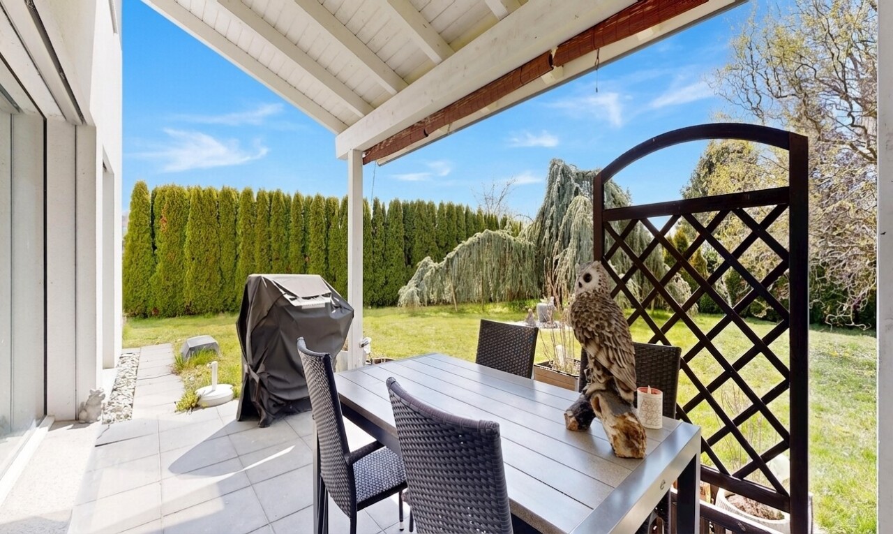terrasse mit essbereich im freien, from property, rasen, grill, und day time
