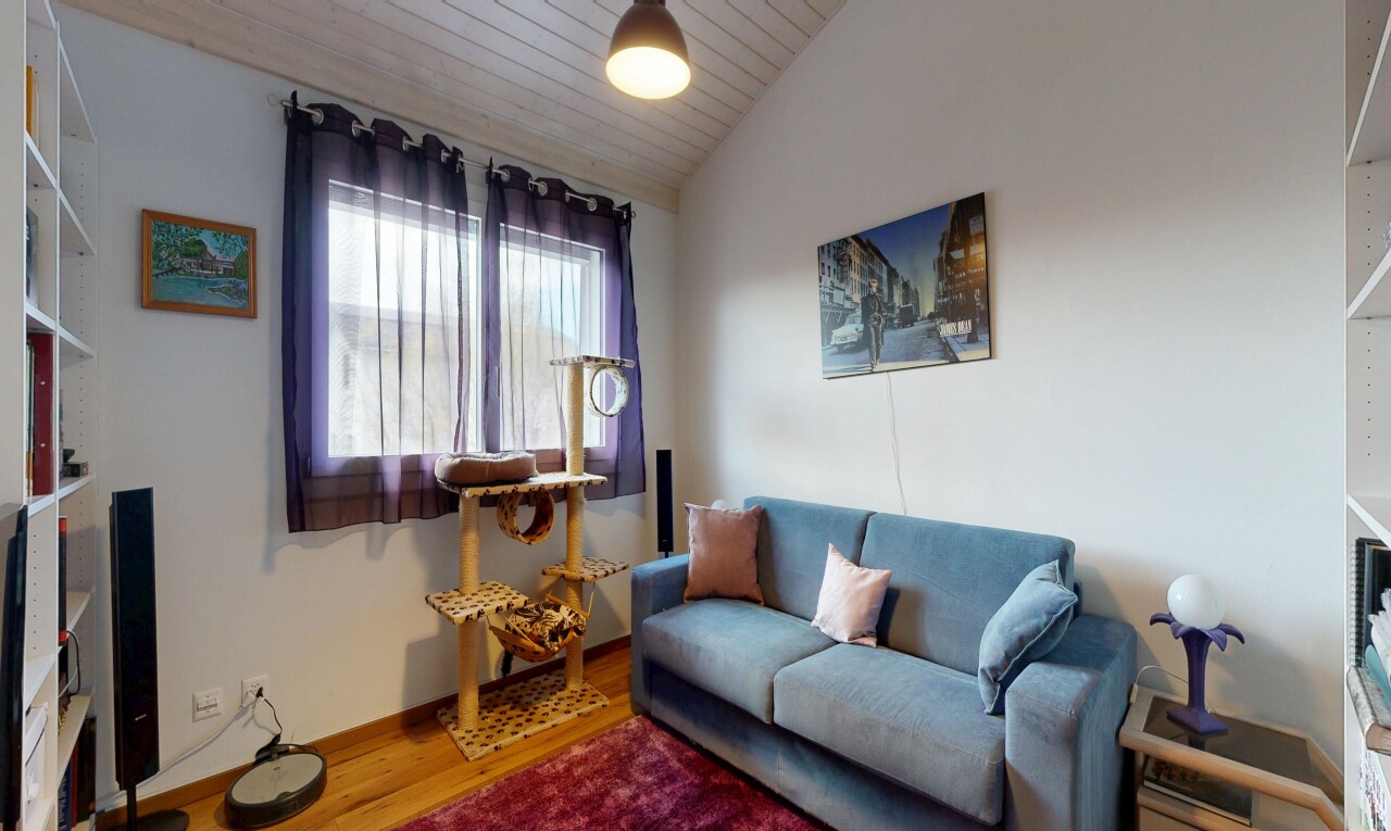wohnzimmer mit gipskartonwand, drywall, dachschräge, vaulted ceiling, und holzfußboden