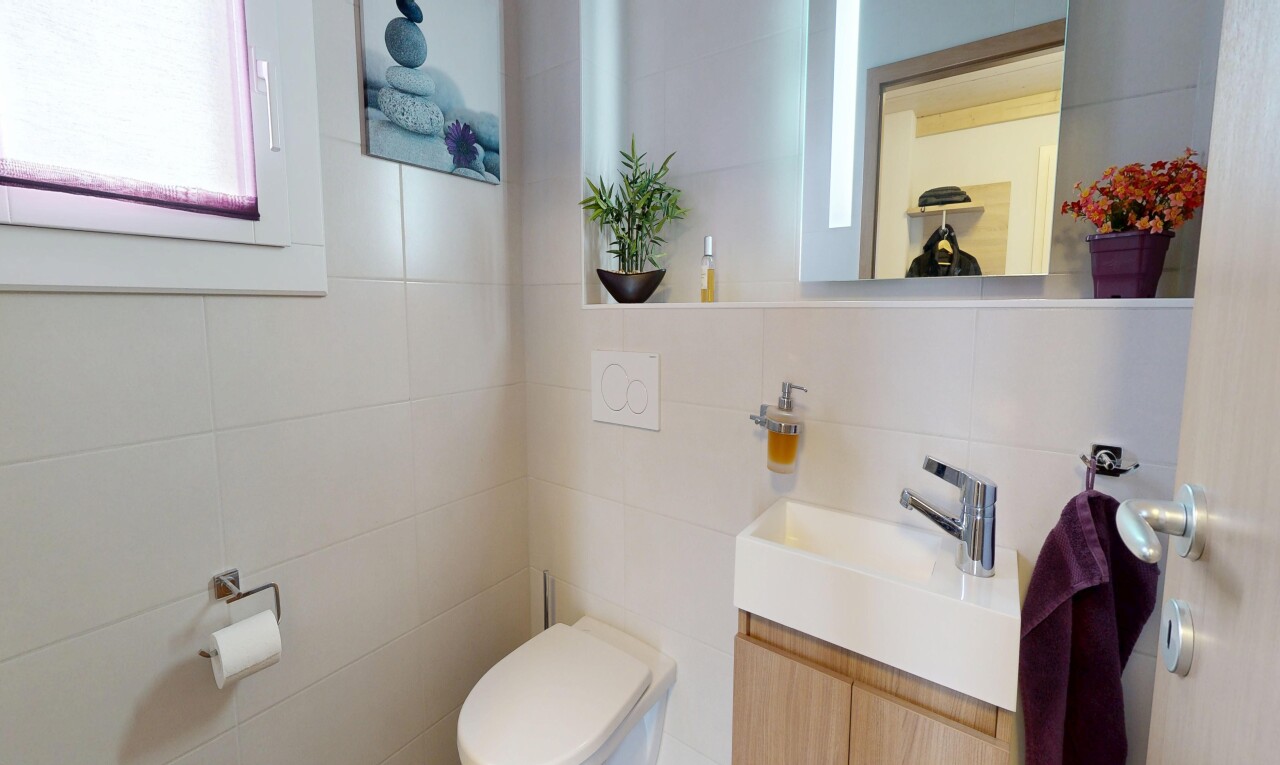 bad mit schminktisch, spiegel, gäste-wc, fliesenwand, und tile wall