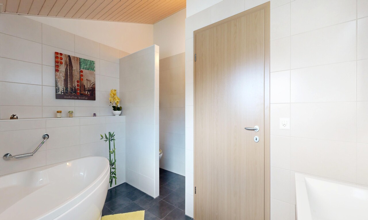salle de bains avec bain, tile wall, mur en carrelage, salle de bain complète, et inside property