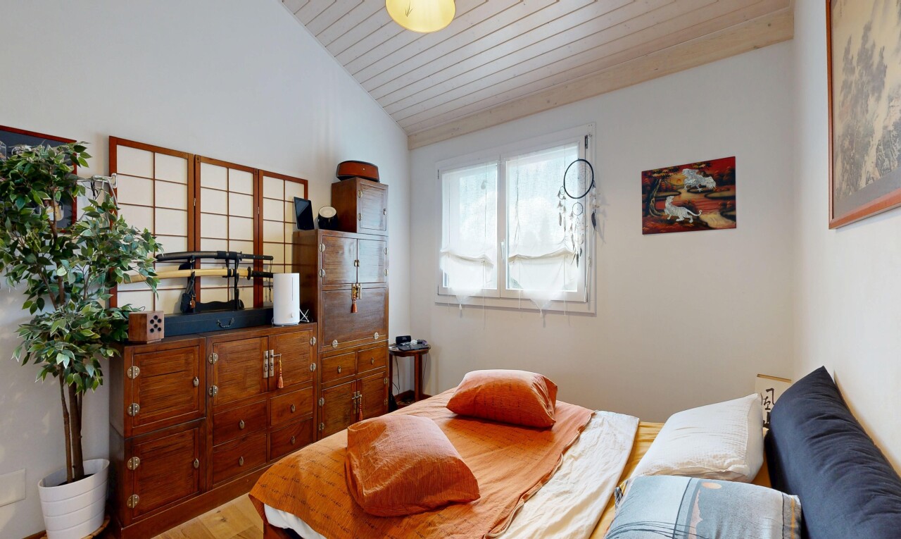 chambre avec drywall, cloison sèche, wood ceiling, plafond en bois, et natural light