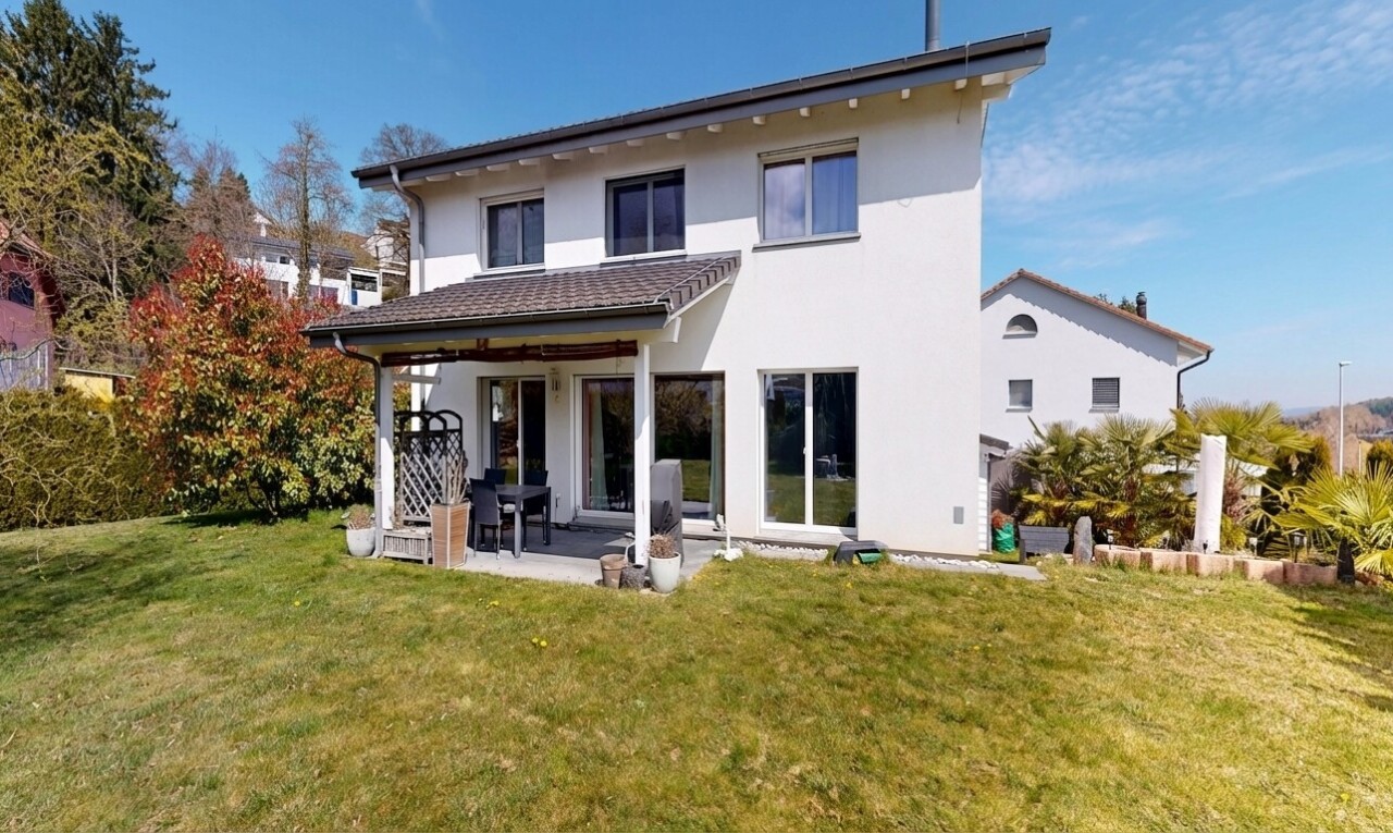 außenansicht mit rasen, terrasse, stuckverkleidung, property visible, und day time