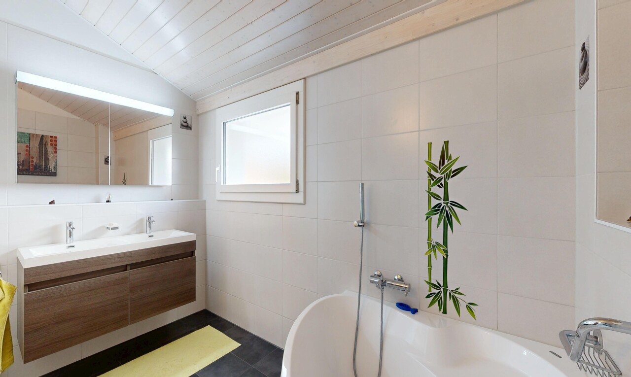 bad mit fliesenwand, tile wall, doppelwaschtisch, komplettes badezimmer, und dachschräge