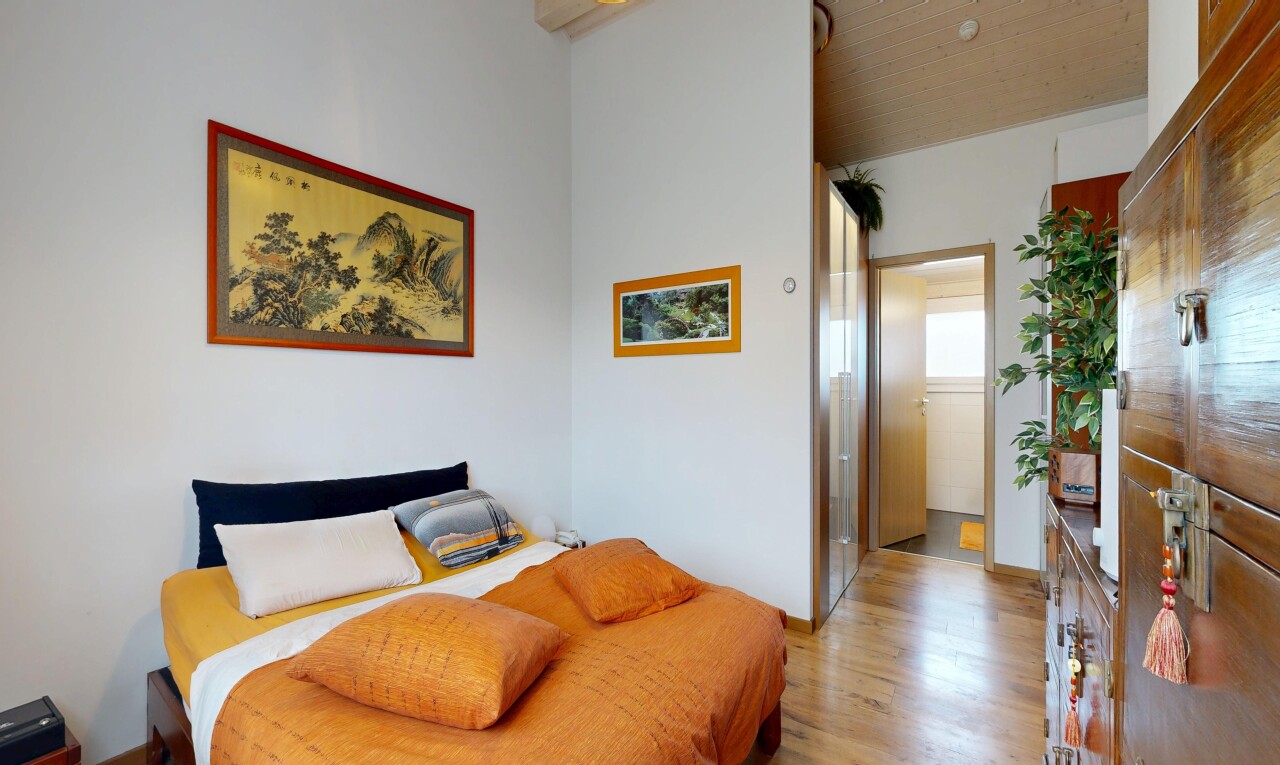zimmer / schlafzimmer mit inside property, gipskartonwand, drywall, holzfußboden, und wood finish floor