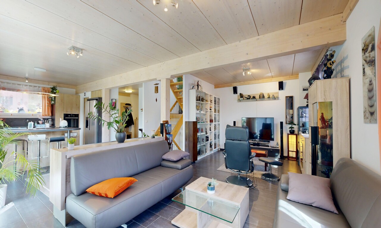 salon avec inside property, plafond en bois, wood ceiling, escaliers, et télévision