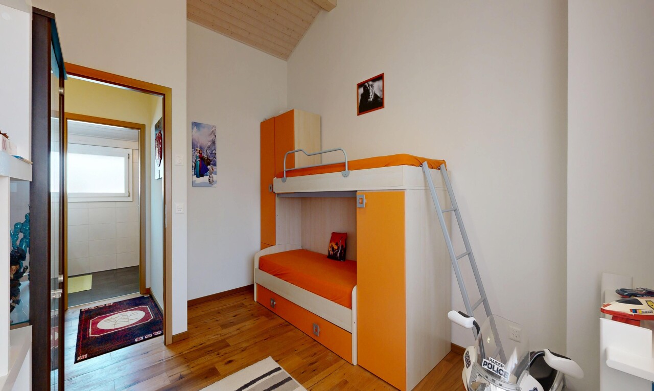 zimmer / schlafzimmer mit inside property, holzfußboden, wood finish floor, light floor, und holzdecke