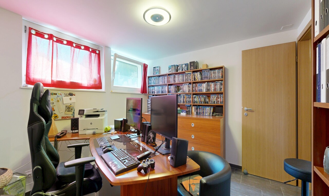 bureau avec espace bureau, télévision, cloison sèche, drywall, et lumière naturelle