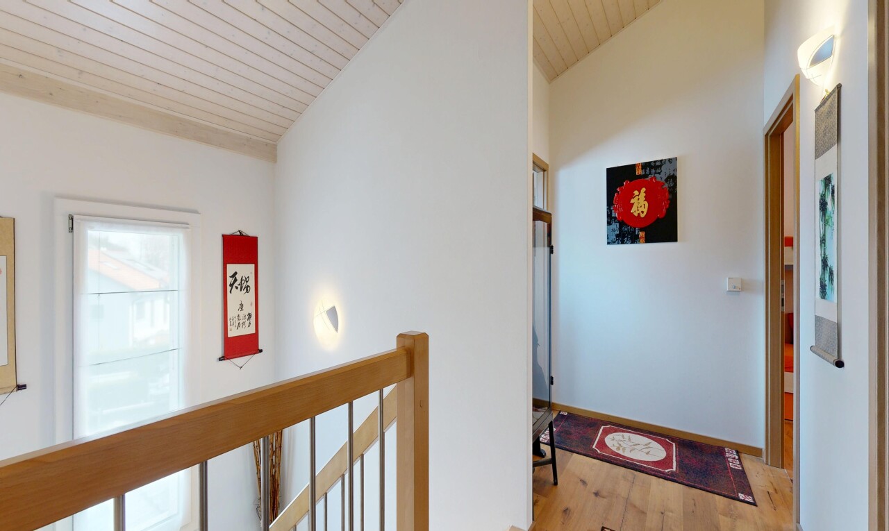 couloir avec inside property, plafond en bois, wood ceiling, cloison sèche, et drywall