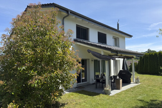 façade avec day time, property visible, pelouse, bardage en stuc, et terrasse