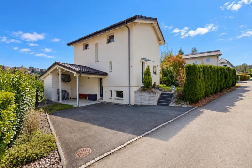 façade avec property visible, bardage en stuc, toit en tuiles, et day time