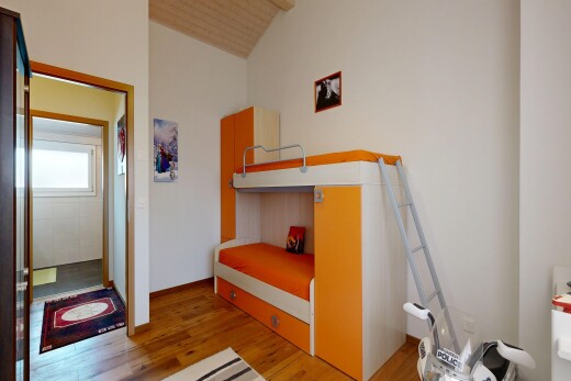 chambre avec inside property, sol en finition bois, wood finish floor, light floor, et plafond en bois
