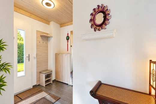 couloir avec accès à l'extérieur, wood ceiling, plafond en bois, drywall, et cloison sèche