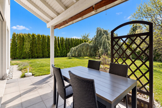 terrasse mit essbereich im freien, from property, rasen, terrasse, und day time