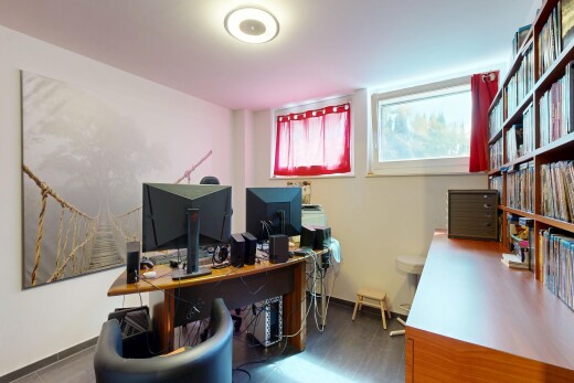 bureau avec espace bureau, télévision, cloison sèche, drywall, et inside property