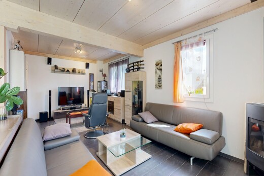 salon avec cloison sèche, drywall, télévision, inside property, et lumière naturelle