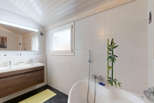 salle de bains avec mur en carrelage, tile wall, double vasque, salle de bain complète, et plafond voûté