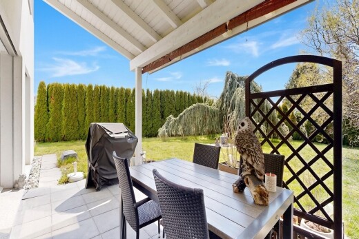 terrasse avec coin repas extérieur, from property, pelouse, gril, et day time