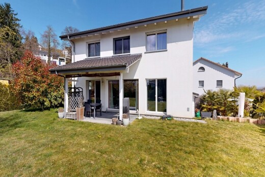 façade avec pelouse, terrasse, bardage en stuc, property visible, et day time