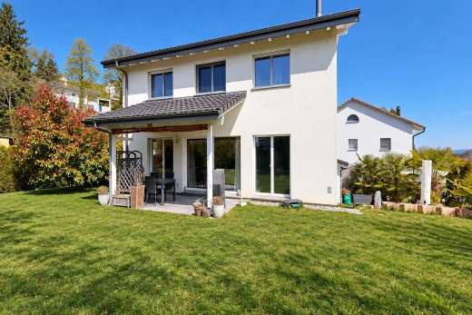 façade avec property visible, terrasse, pelouse, from property, et bardage en stuc