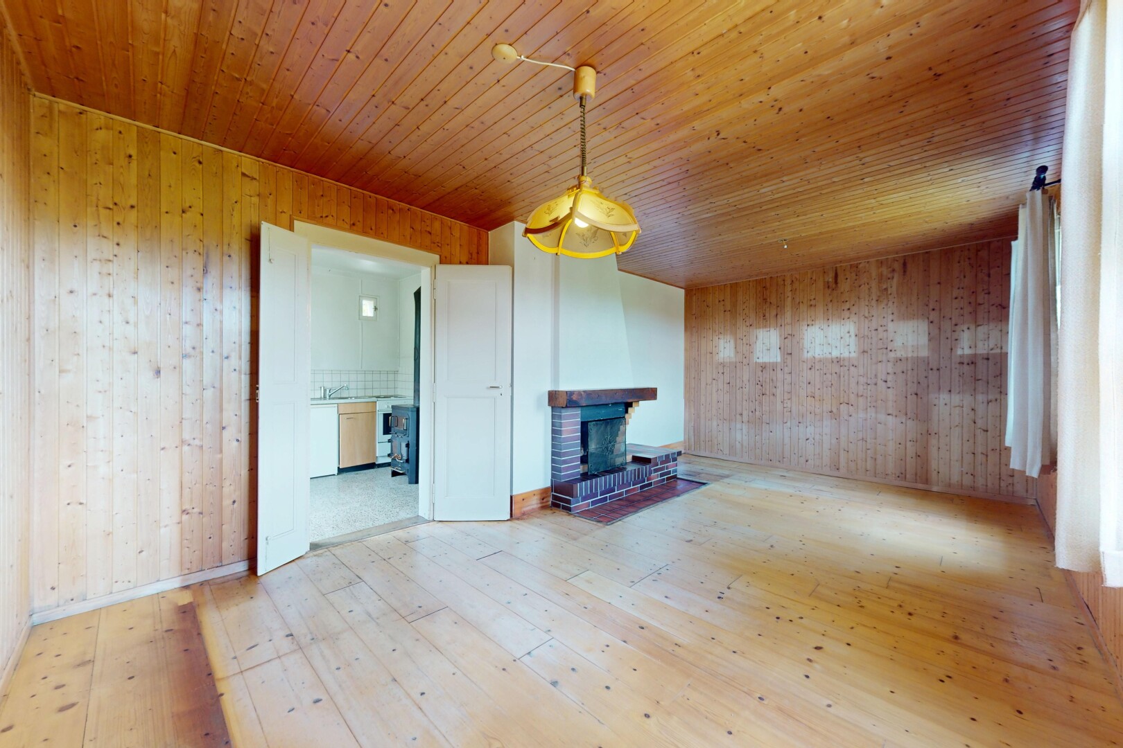 salon avec sol en finition bois, wood finish floor, plafond en bois, wood ceiling, et inside property
