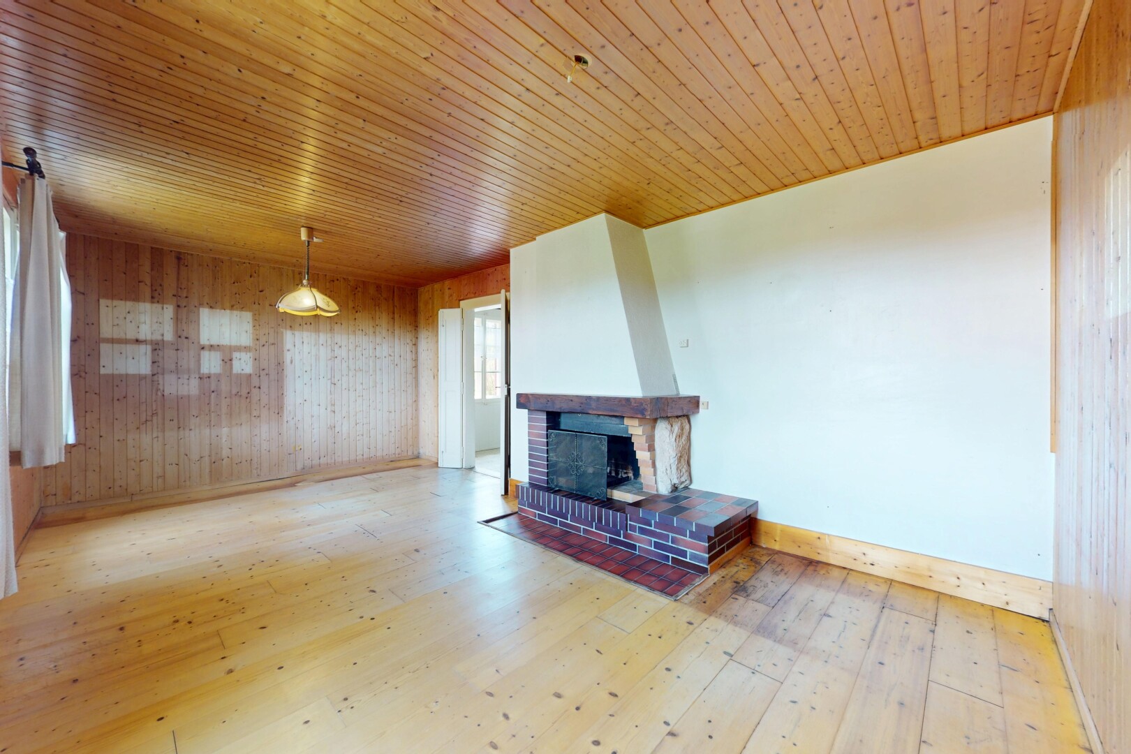 salon avec inside property, sol en finition bois, wood finish floor, plinthes murales, et baseboards wall
