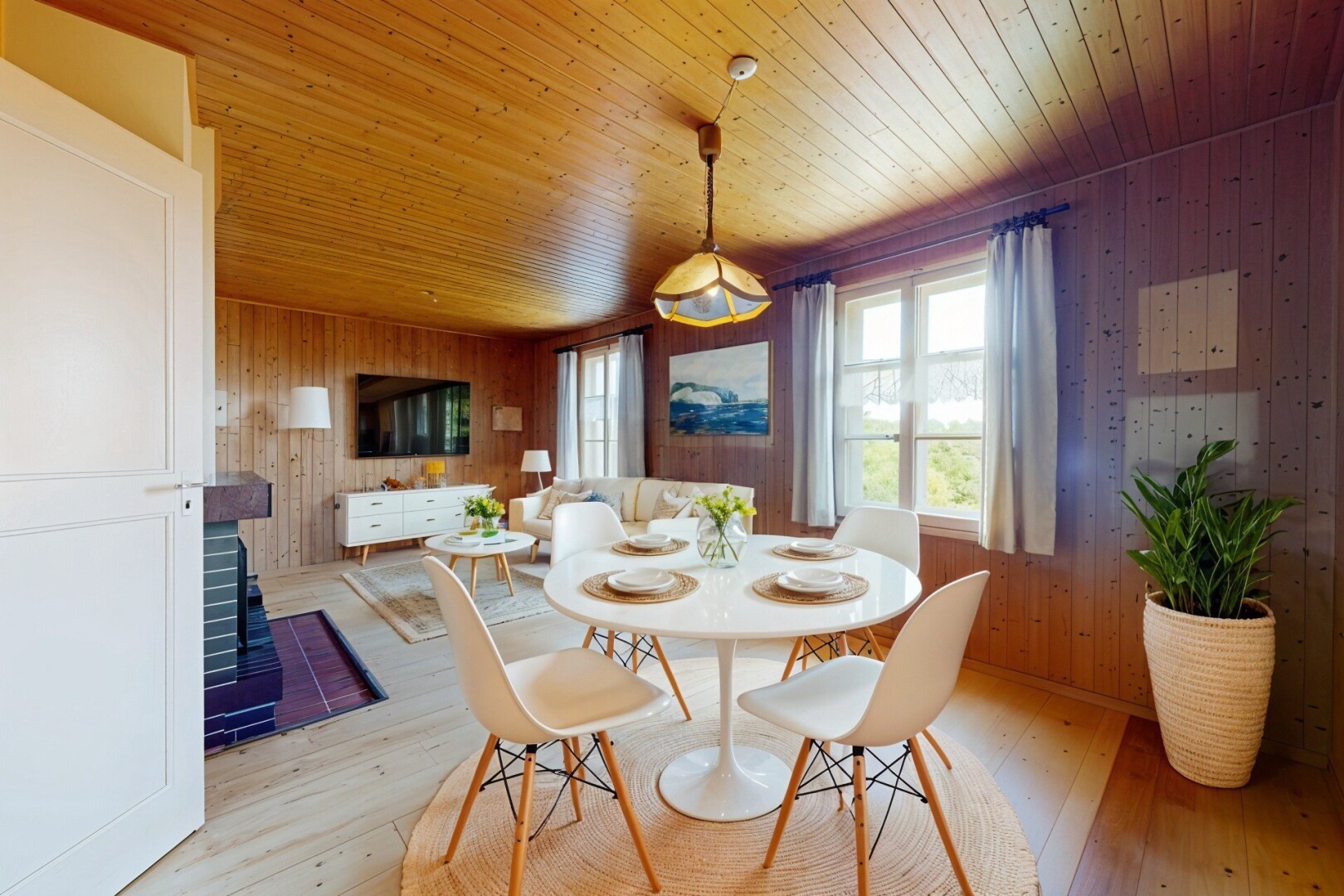 salle à manger avec télévision, mur en bois, wood wall, plafond en bois, et wood ceiling