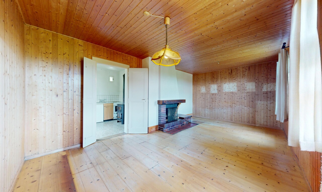 salon avec sol en finition bois, wood finish floor, plafond en bois, wood ceiling, et inside property