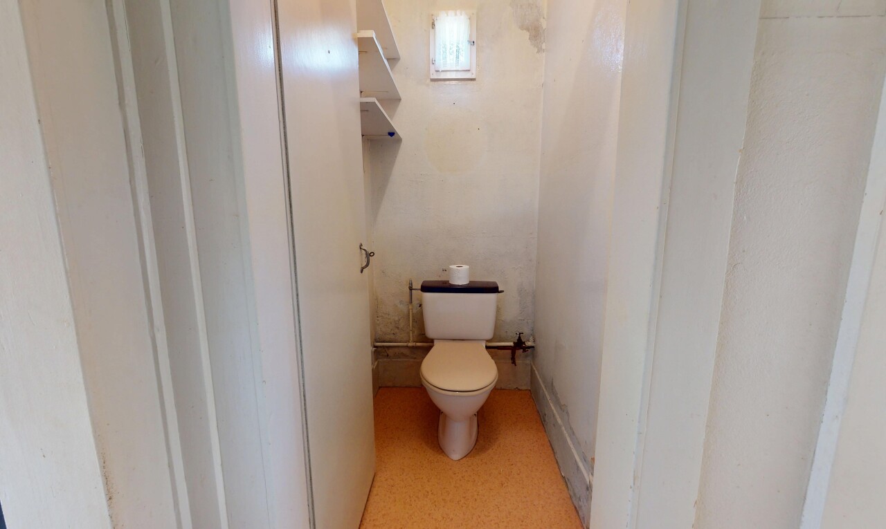 salle de bains avec cabinet de toilette, toilette, et inside property