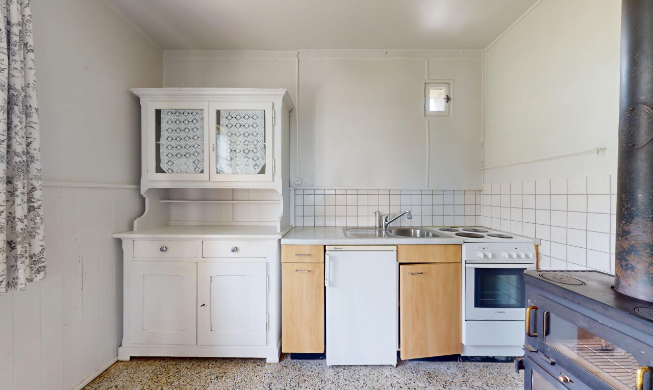 cuisine avec cuisinière, inside property, sol en agrégat, aggregate floor, et plans de travail