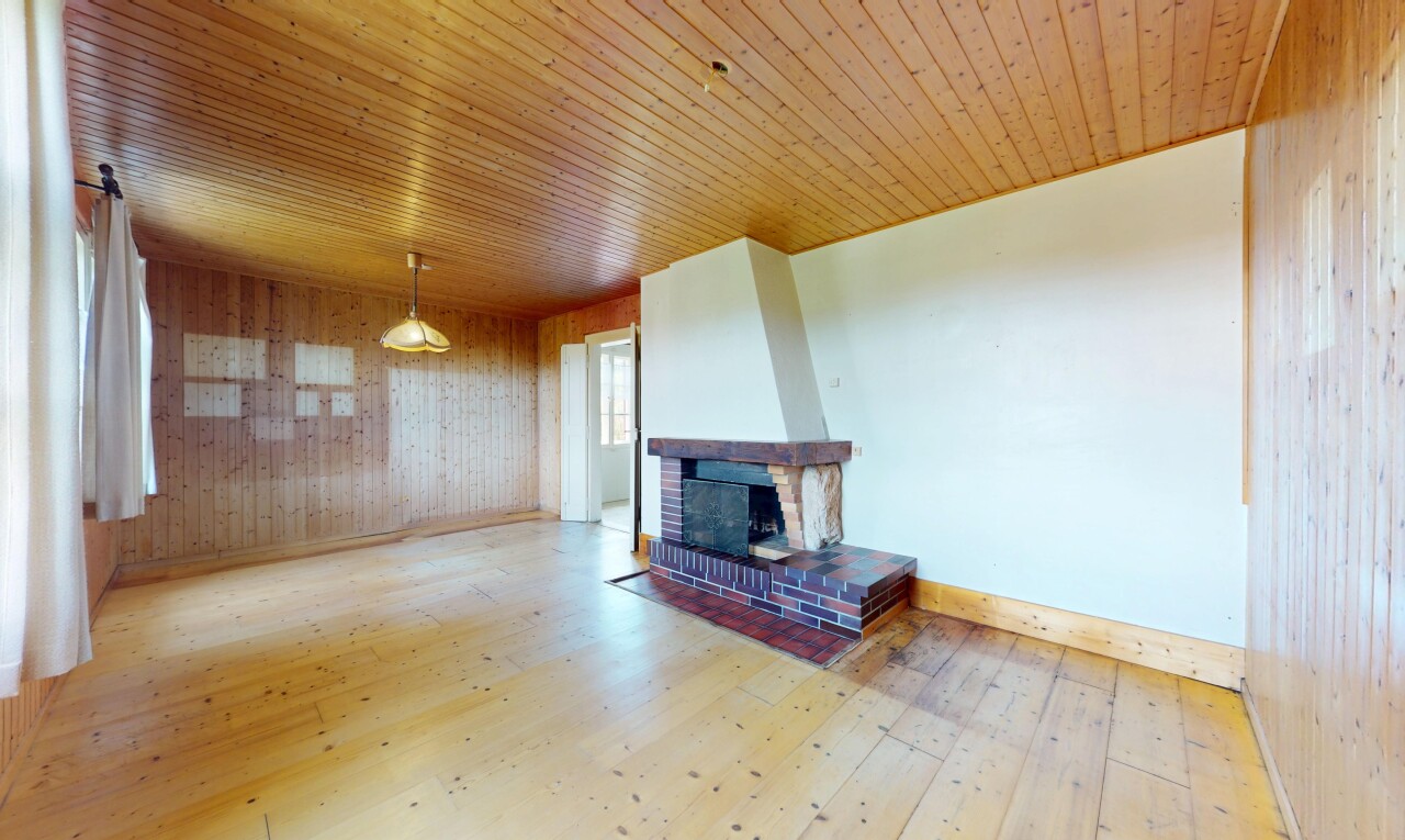 salon avec inside property, sol en finition bois, wood finish floor, plinthes murales, et baseboards wall