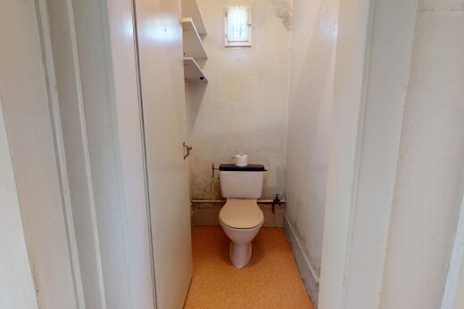 salle de bains avec cabinet de toilette, toilette, et inside property