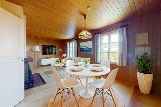salle à manger avec télévision, mur en bois, wood wall, plafond en bois, et wood ceiling