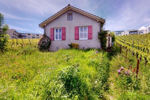 façade avec bardage en bardeaux, clôture, et property visible