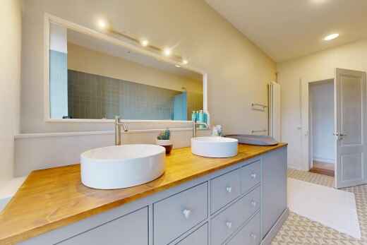 salle de bains avec miroir, salle de bain complète, cloison sèche, drywall, et double vasque