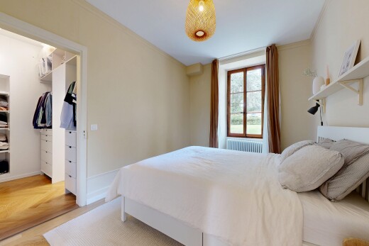 zimmer / schlafzimmer mit inside property, begehbarer kleiderschrank, crown molding, kronenstuck, und parquet floor