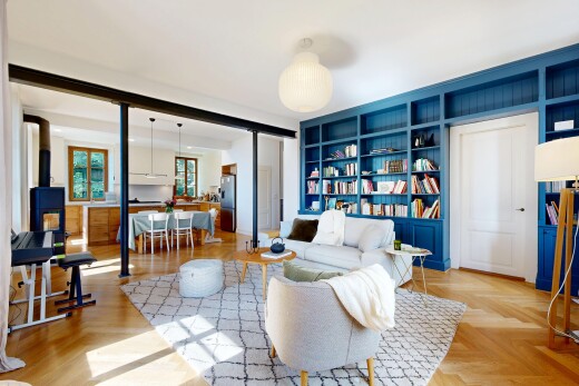 salon / salle à manger avec inside property, parquet floor, virtually staged, lumière naturelle, et natural light