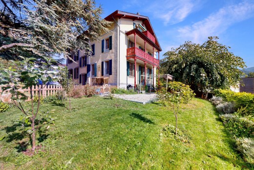 außenansicht mit balkon, rasen, zaun, property visible, und day time