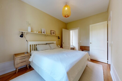 zimmer / schlafzimmer mit inside property, holzfußboden, wood finish floor, gipskartonwand, und drywall