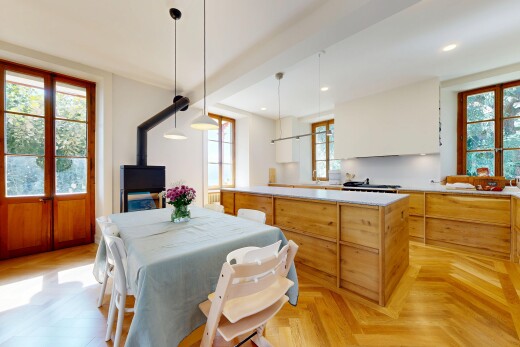 küche mit parquet floor, pendelleuchte, natural light, natürliches licht, und inside property