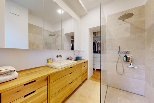 salle de bains avec lavabo (ou coiffeuse selon le contexte), miroir, salle de bain complète, inside property, et drywall